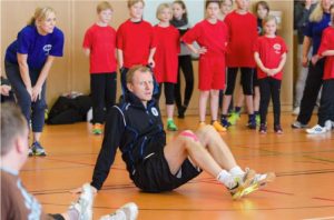Pralympischer Tag 2015 der Mary-Poppins Grundschule, Sitzvolleyball