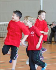 Pralympischer Tag 2015 der Mary-Poppins Grundschule, Sitzvolleyball