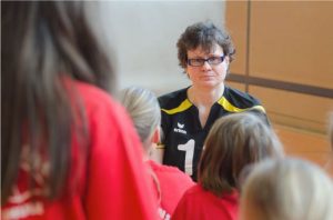 Pralympischer Tag 2015 der Mary-Poppins Grundschule, Sitzvolleyball