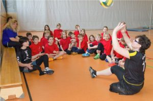Pralympischer Tag 2015 der Mary-Poppins Grundschule, Sitzvolleyball