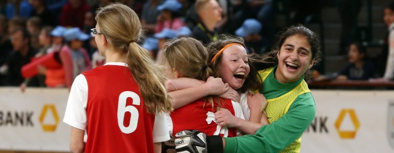 Freude bei den Fussball-Mädchen
