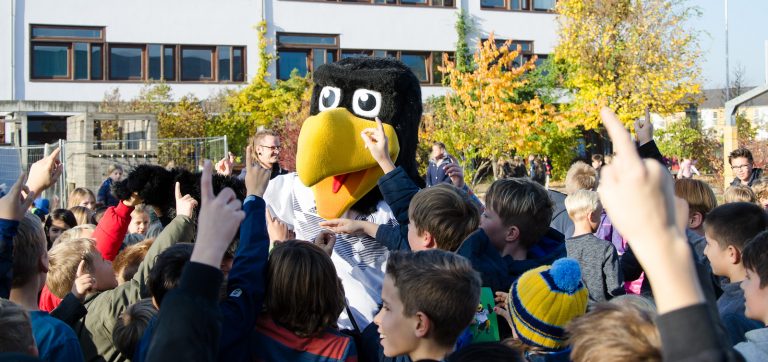 DFB Maskottchen „Paule“ zu Gast bei Mary Poppins