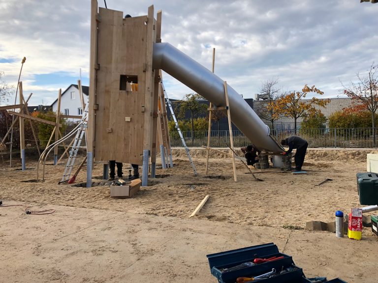Der neue Spielplatz nimmt Formen an