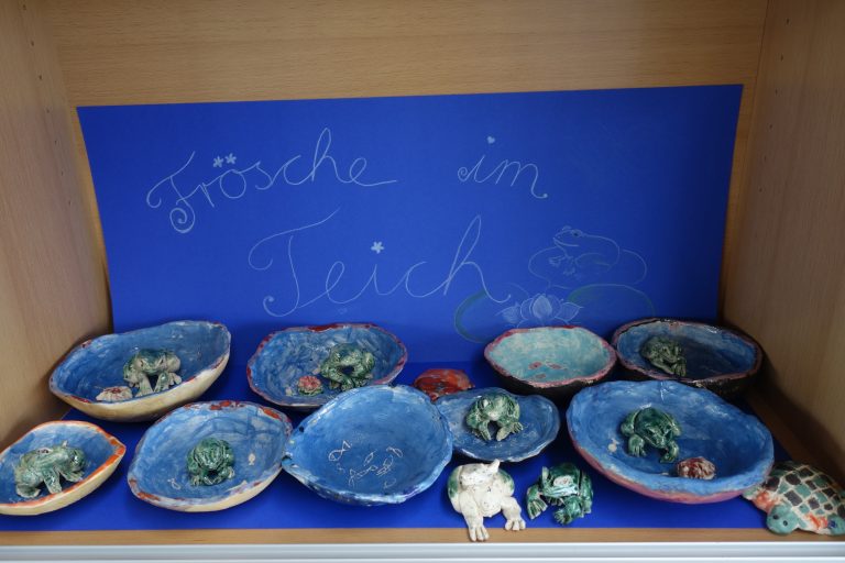 Arbeiten der Töpfer AG im April 2019: „Frösche im Teich“