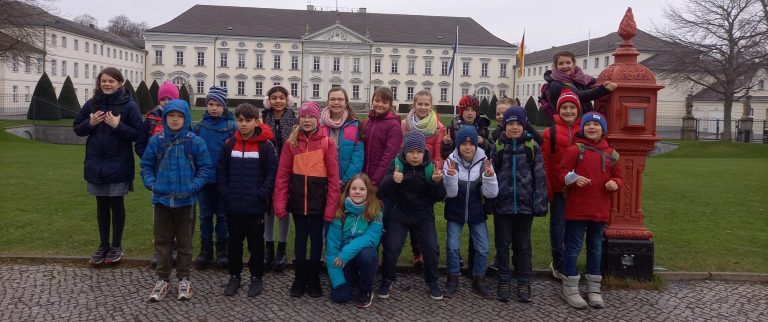 Klasse 4b besucht das Schloss Bellevue