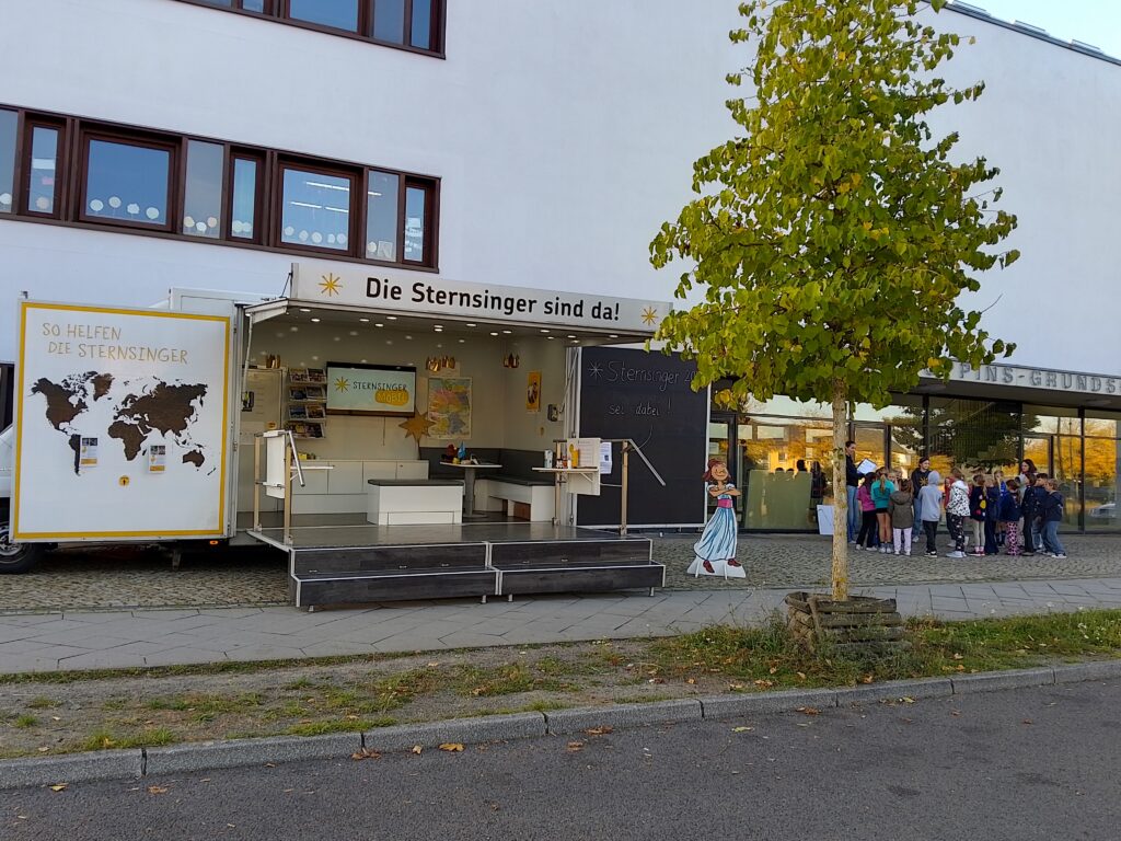 Das Sternsingermobil zu Besuch an unserer Schule